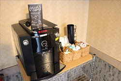 コーヒーマシン (ご宿泊者様限定で朝のみサービス)